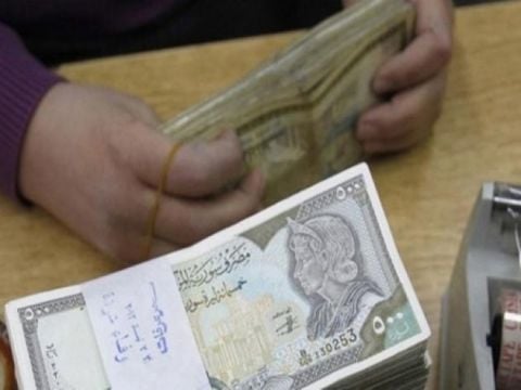 من أين ينفق السوريون على أنفسهم؟! …الراتب لم يعد مصدر استقرار مالي.. والاعتماد على الدخل غير الرسمي من مساعدات وتحويلات وفساد