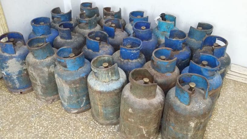 مديرية التجارة تضبط كمية ٣٢٥ اسطوانة غاز بالكسوة بعضها بأوزان زائدة.... لتعبئته ( ببوابير) والاستفادة من سعر فارق الوزن