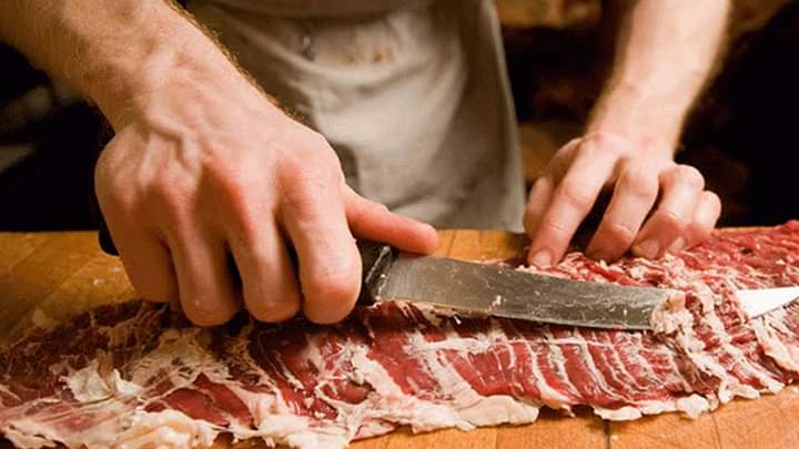 أسعار اللحوم الحمراء .. لايتحملها حتى الميسورون ..!