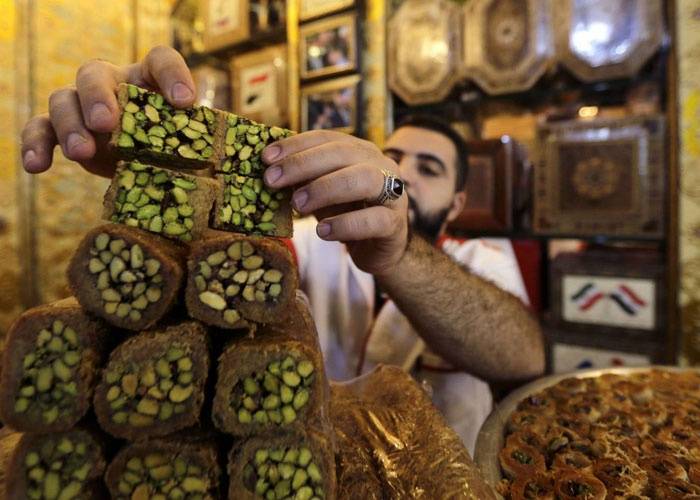موائد السوريين في رمضان لا تزورها الحلويات وأصحاب المعامل يستعدون للهجرة مع العيد!