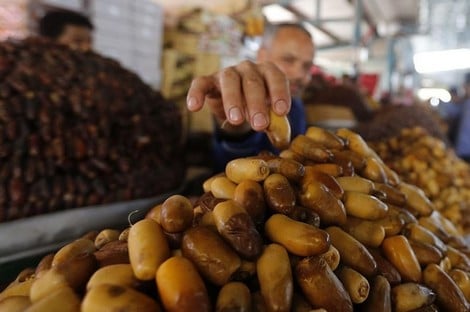 وقف الاستيراد «متهم» بجنون أسعار التمور..!