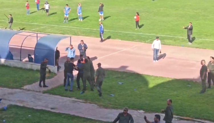 أحداث الشغب تعود إلى دوري الكرة.. جمهور الفتوة يكسر مقاعد “الفيحاء” يرميها على الملعب