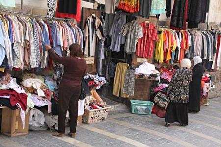 أسواق.. حركة بلا بركة.. البالة مقصد الكثيرين.. عزوف عن شراء حلويات العيد