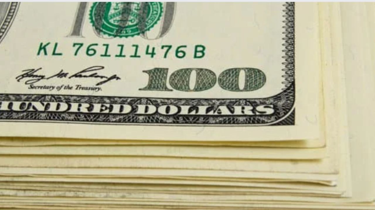 الدولار يقترب من أعلى مستوياته في 20 عاماً