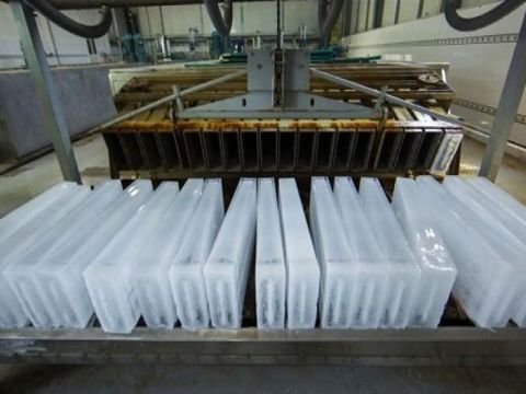 سعر لوح الثلج 4 آلاف ليرة بالمعمل بالجملةو5 آلاف ليرة بالمحل وإقبال على شراء الثلج من أصحاب المطاعم والكافتيريات..