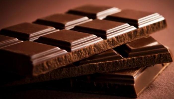 الشوكولا الداكنة “تبعد” الإنسان عن الإصابة بأمراض القلب