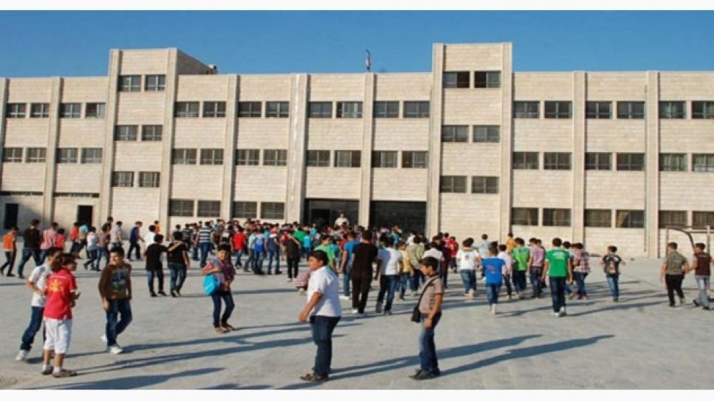لا تشدد في اللباس المدرسي هذا العام .. والبناطلين الممزقة أو الضيقة مرفوضة!