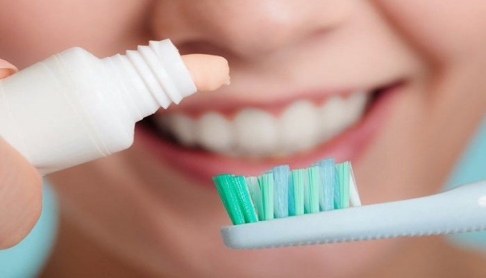 خبراء الصحة يحذرون من أضرار معاجين تبييض الأسنان