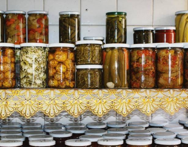 في موسم المونة.. المستهلك بين مطرقة استغلال التجار وسندان شح مواد السورية للتجارة!!