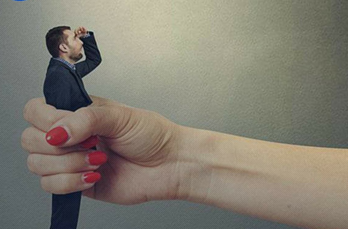 نساء يعنّفون رجالهم و الرجال صامتون.. و السبب؟!