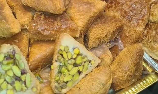 طبيبة تنصح من يعاني من مشكلات في المفاصل بالتخلي عن الحلويات