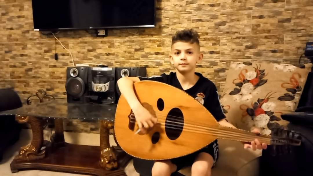 الطفل ساري الصليبي..حبّ الطرب وأوتار العود منذ الصغر