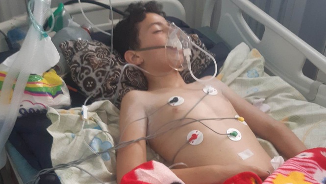 طفل يدخل بغيبوبة لأيام بسبب صعق كهربائي.. عائلته : أزمة المياه شمالي حماة سبب إصابته