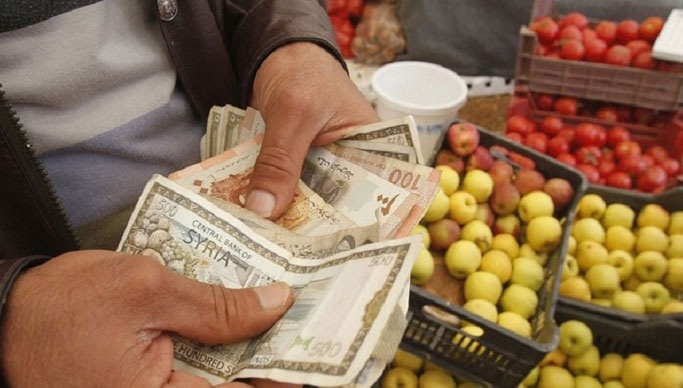 خبير اقتصادي : قرارات رفع الدعم مخالفة دستورياً لأن الأجر يجب أن يعادل الجهد