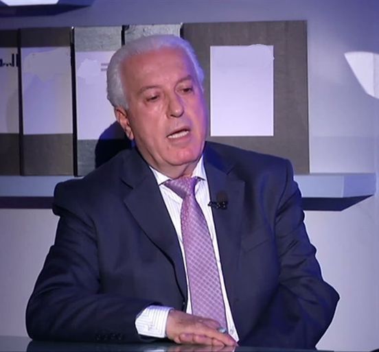 أستاذ في كلية الاقتصاد: