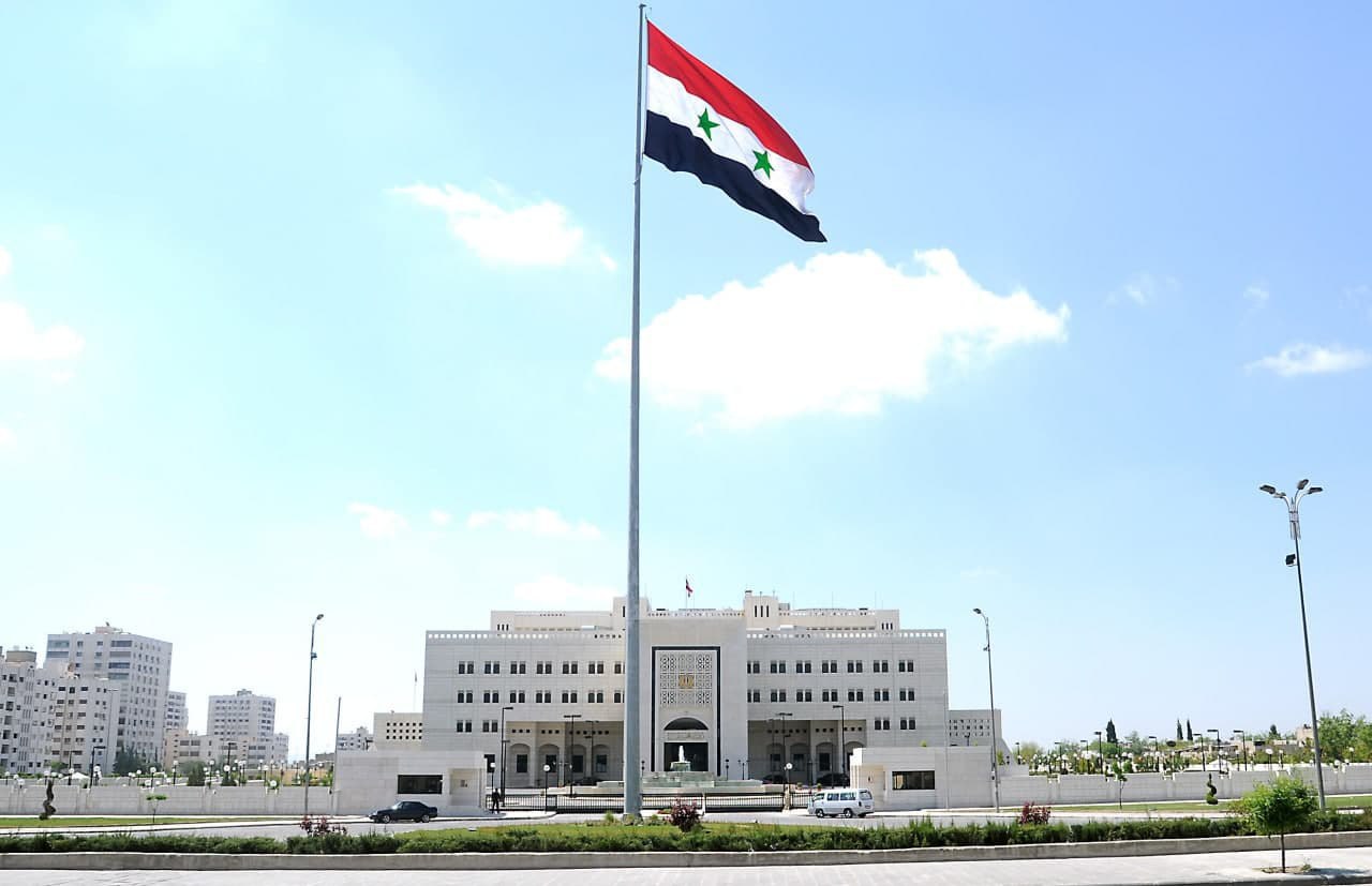 الحكومة تمدد برنامج دعم أسعار الفائدة للإنتاج وتسمح باستيراد الزجاج الملون حتى نهاية العام القادم