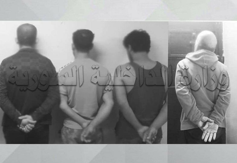 قسم شرطة القنوات في دمشق يلقي القبض على أربعة أشخاص أحدهم يمتهن سرقة المبالغ المالية والأجهزة الخليوية عن طريق المغافلة والآخرين من المطلوبين بعدة إذاعات بحث مختلفة.