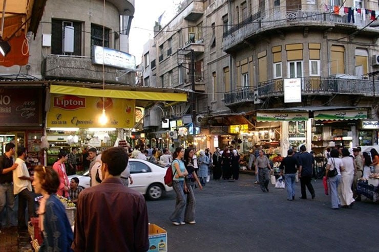 بعدما أثار جدلاً واسعاً.. محافظ دمشق التقى عدداً من أصحاب المحال … تعديل قرار إغلاق سوق الشعلان أمام السيارات