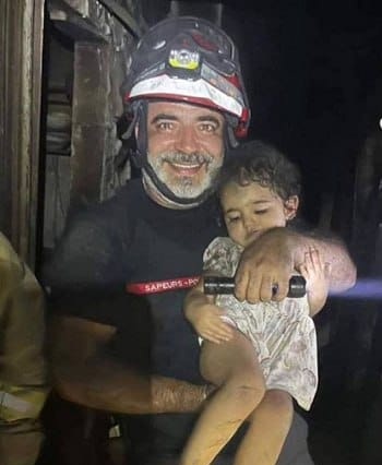 انتشال أطفال أحياء من تحت الأنقاض في بيروت