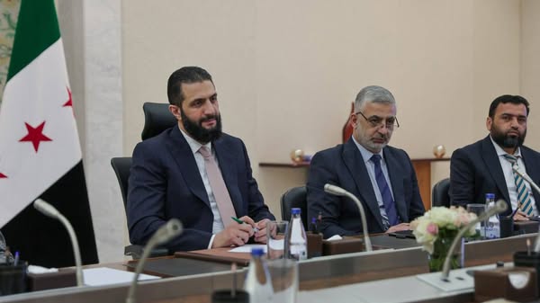 رئيس الجمهورية السيد أحمد الشرع يجتمع  مع وزير الأوقاف السيد محمد أبو الخير شكري وعدد من مسؤولي الوزارة،