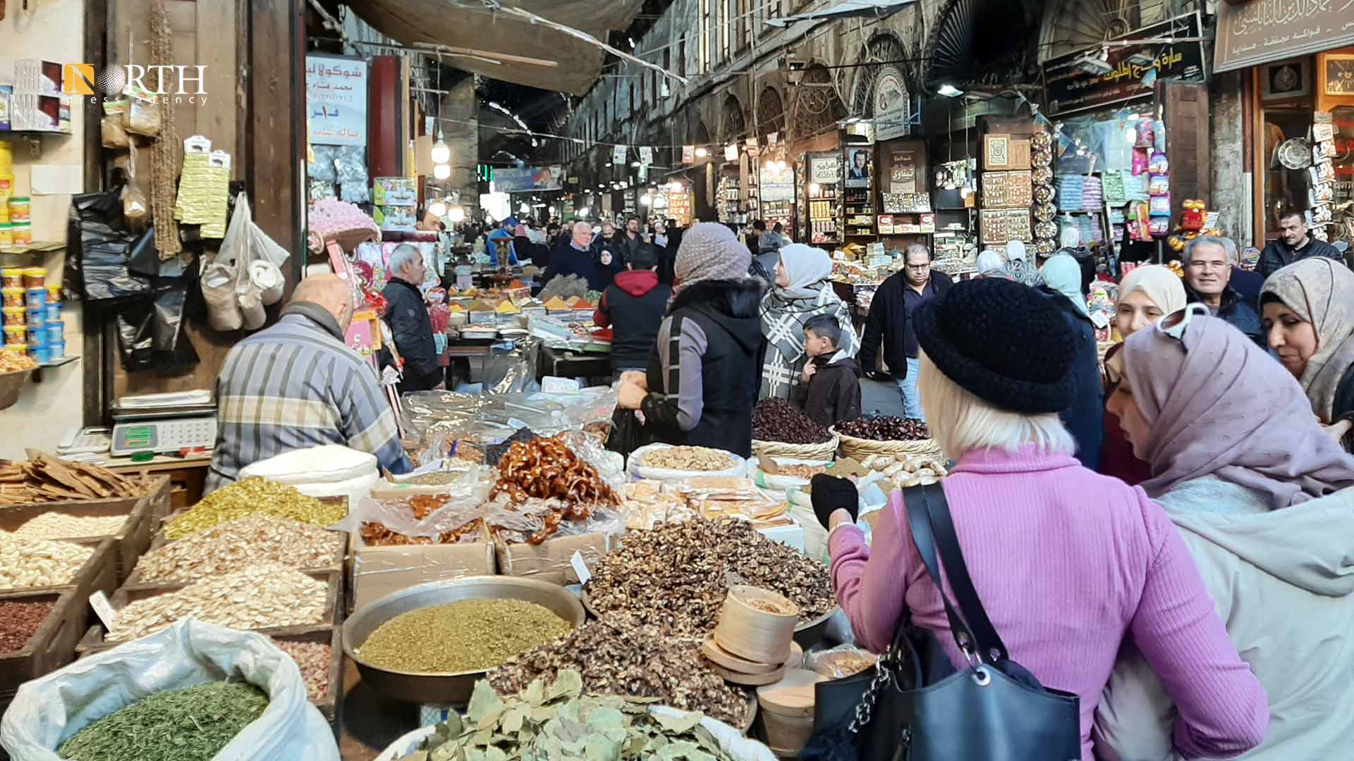 "ضمير التاجر تحت الاختبار... تقلبات الدولار ترفع الأسعار وتزيد الأعباء"