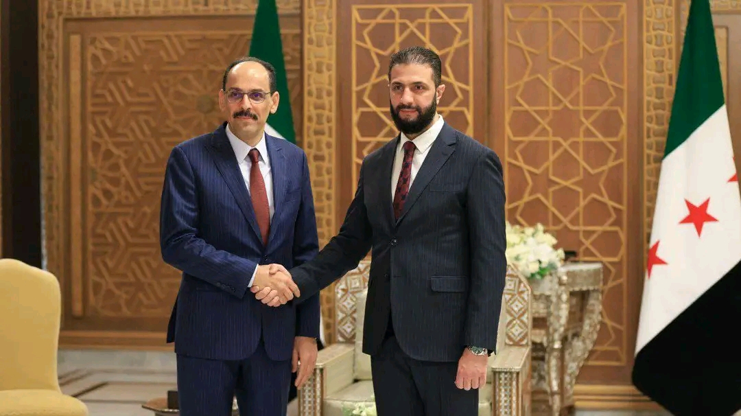 السيد الرئيس أحمد الشرع يلتقي في دمشق، رئيس جهاز المخابرات التركي إبراهيم كالن.