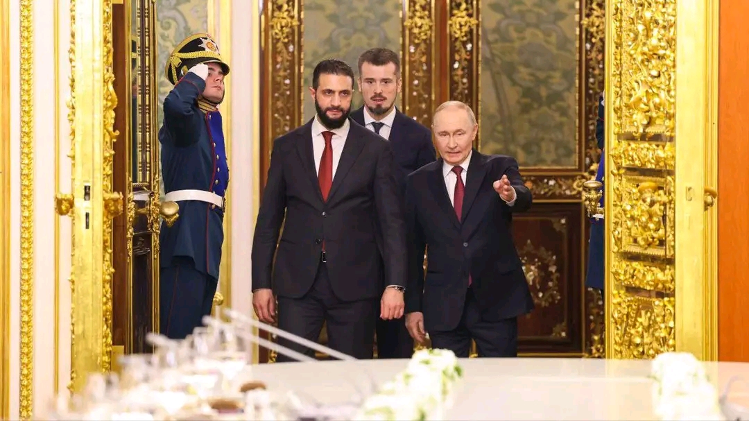 جلسة موسّعة جمعت الرئيس الشرع مع الرئيس بوتين، بحضور عددٍ من كبار المسؤولين من الجانبين