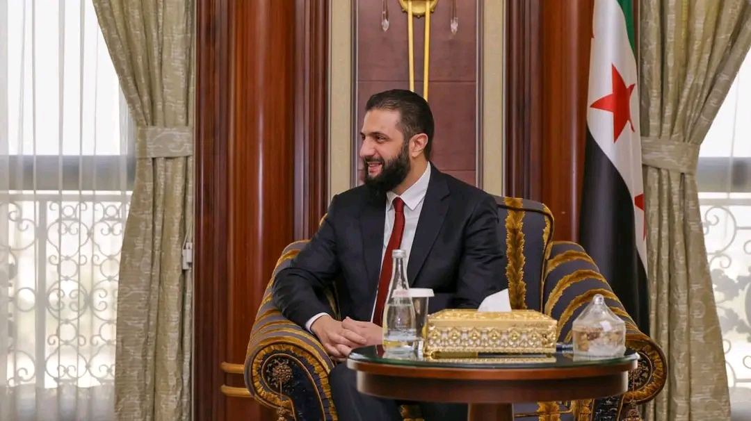 الرئيس أحمد الشرع، يجتمع في مقر إقامته بالعاصمة السعودية الرياض.